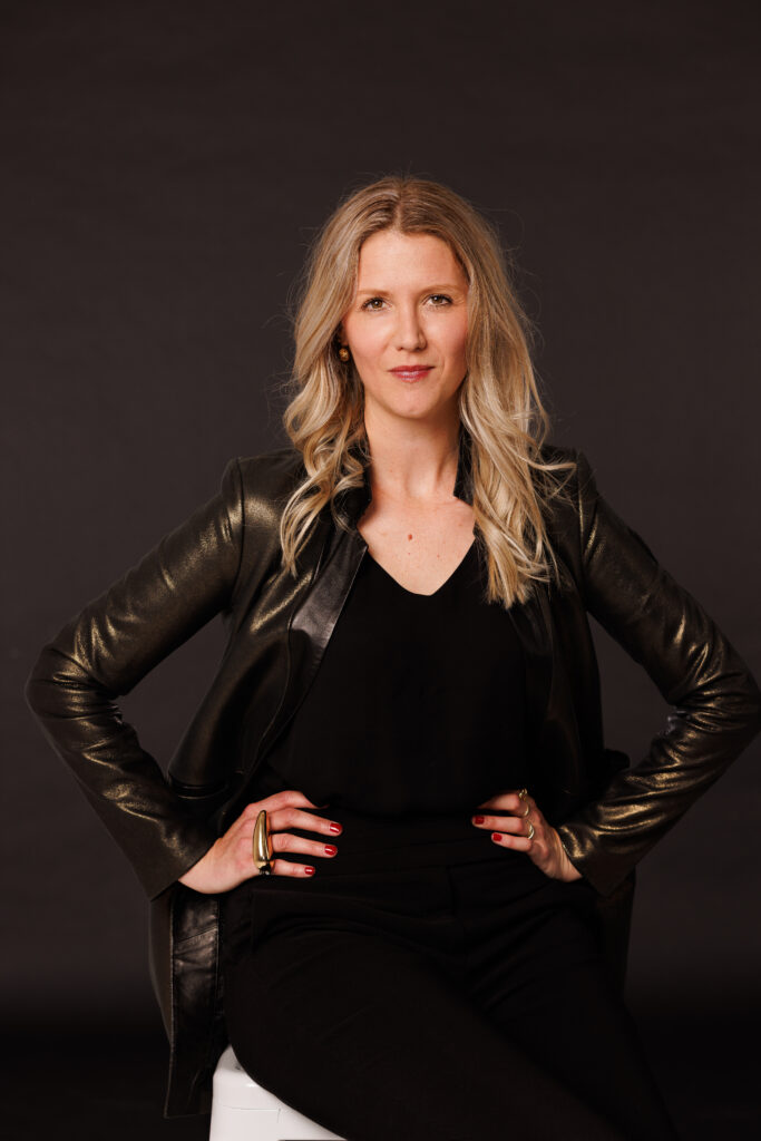 Portrait corporatif ARIHQ Montréal, femme main sur hanches, Marie-Noële Pilon photographe et vidéaste