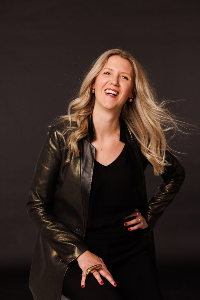 Portrait corporatif ARIHQ Montréal, femme cheveux au vent, Marie-Noële Pilon photographe et vidéaste
