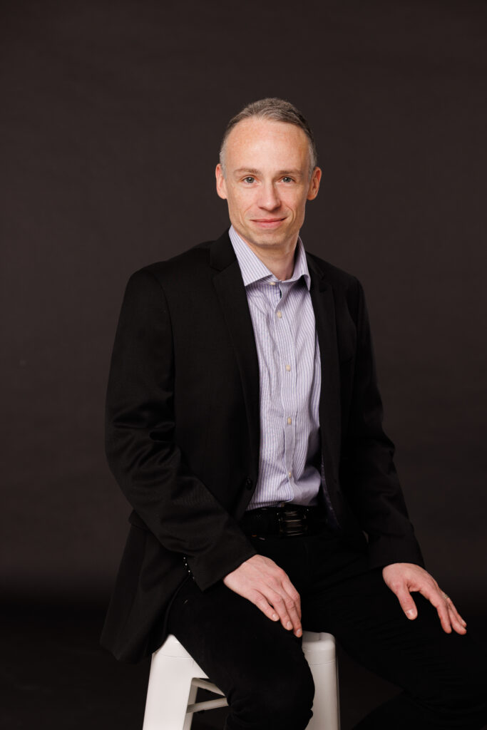 Portrait corporatif ARIHQ Montréal, homme, Marie-Noële Pilon photographe et vidéaste