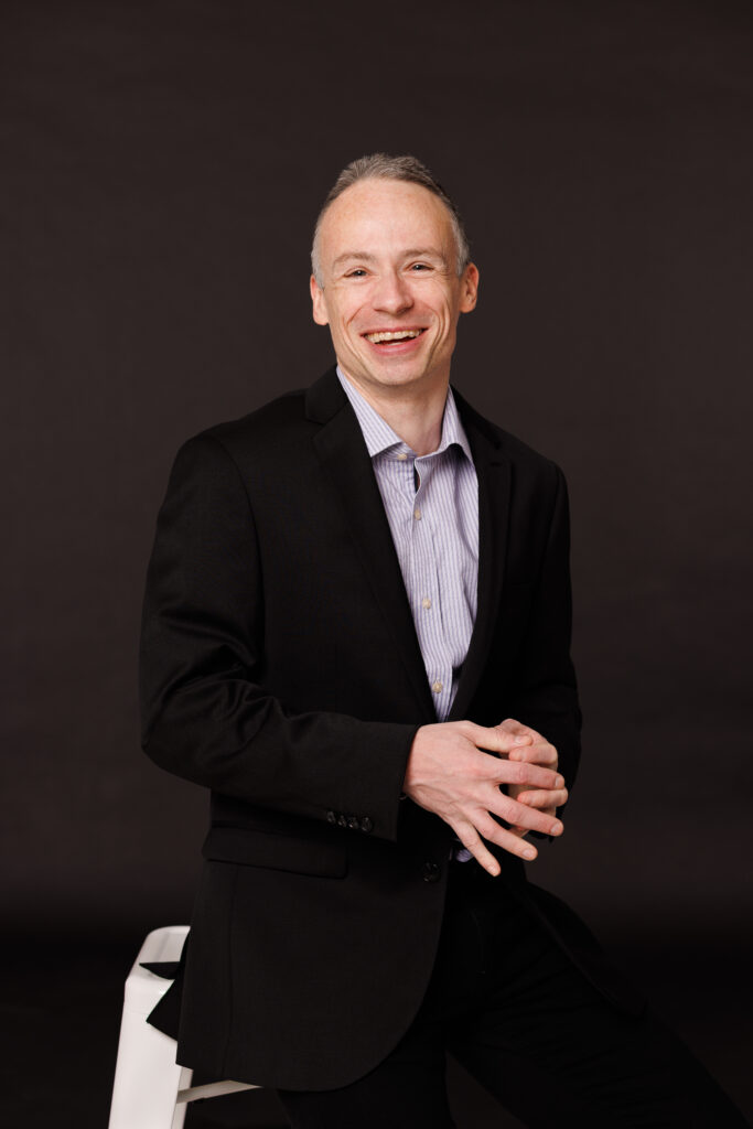 Portrait corporatif ARIHQ Montréal, homme sourire, Marie-Noële Pilon photographe et vidéaste