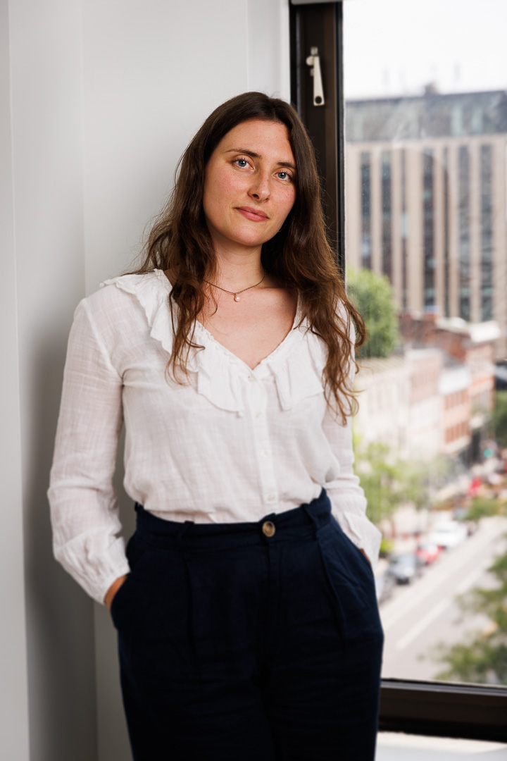 Photographie portrait corporatif femme cheveux longs WDO Montréal Marie-Noële Pilon photographe et vidéaste